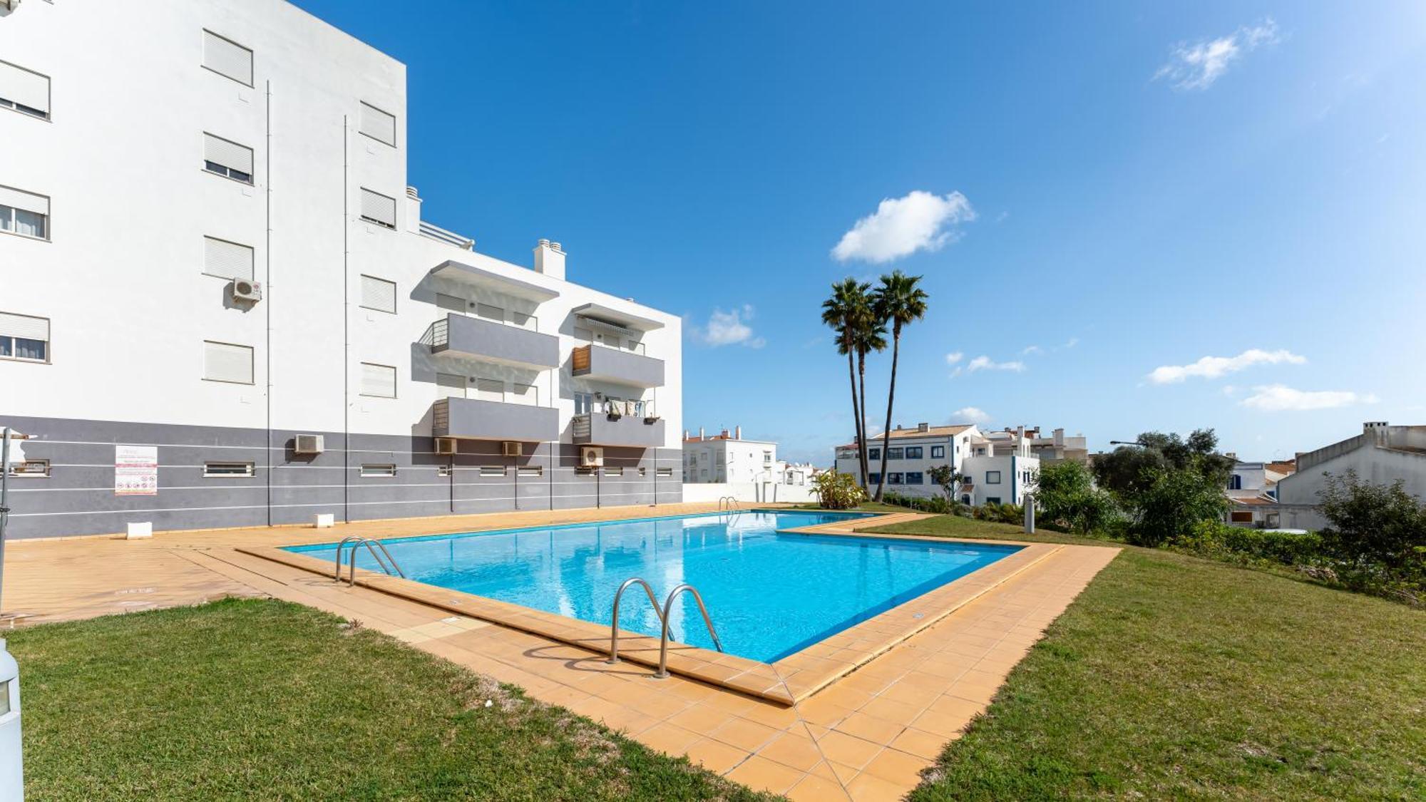 אלבופיירה Sunny Retreat With Pool And Balcony By Lovelystay מראה חיצוני תמונה